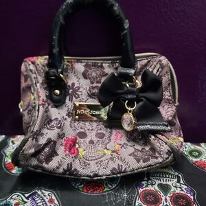 Betsey Johnson Women's Skull Print Handbag - Black and Pink